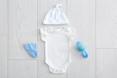 Ahşap arka plan üzerinde şık çocuk giyim ile düz yatıyordu kompozisyon