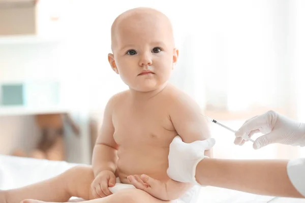 Szczepienia niemowląt lekarz w klinice — Zdjęcie stockowe
