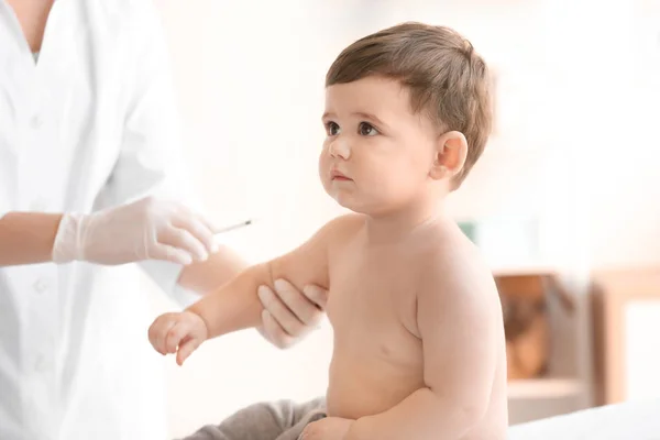 Doctor vaccinating baby in clinic — Stock Photo, Image