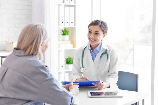 Kvinnliga läkare samråd patient på klinik — Stockfoto