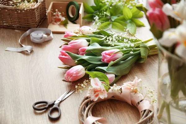 Decorator's workplace with beautiful flowers — Stock Photo, Image