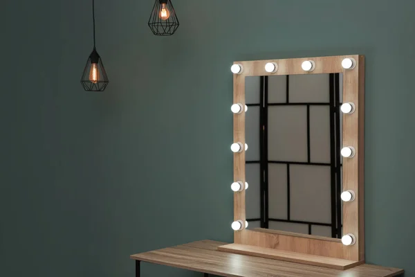 Krásné zrcadlo s lampy v pokoji moderní make-up — Stock fotografie
