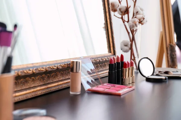 Decoratieve cosmetica op de kaptafel in make-up kamer — Stockfoto