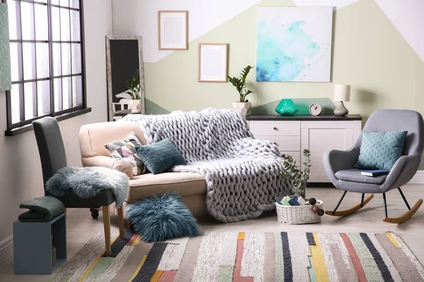 Elegante sala de estar interior com sofá confortável e cadeira de balanço — Fotografia de Stock