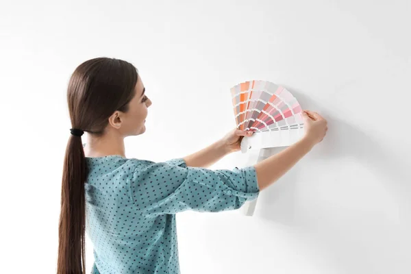 Jovem com paleta de cores sobre fundo branco — Fotografia de Stock