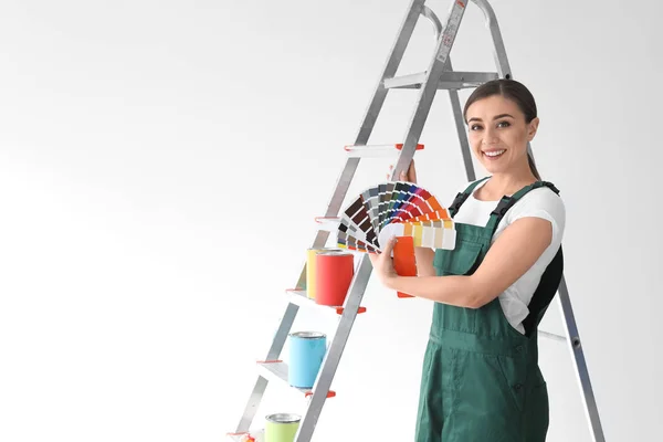 Kvinnliga dekoratör med färgpaletten på vit bakgrund — Stockfoto