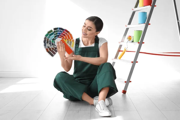 Decoradora femenina con paleta de colores en interiores — Foto de Stock