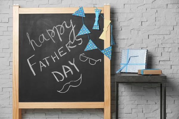 Schoolbord met zin "Happy father's day" op bakstenen muur achtergrond — Stockfoto