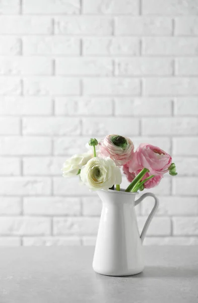 Vaso com belas flores de ranúnculo na mesa — Fotografia de Stock