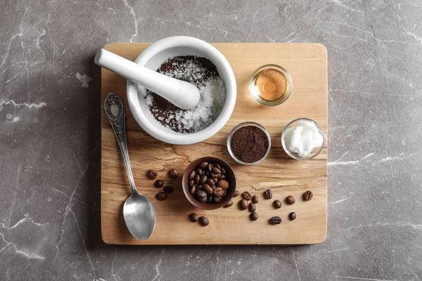 Ingredientes para esfrega de café em tábua de madeira — Fotografia de Stock