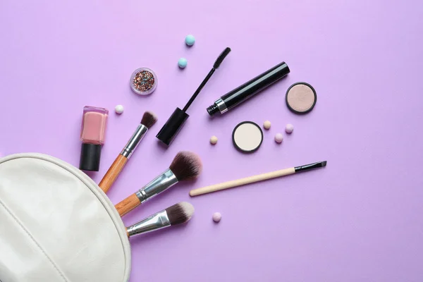 Makeup produkter med necessär på färgbakgrund — Stockfoto
