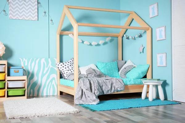 Cómoda cama en habitación moderna para niños —  Fotos de Stock