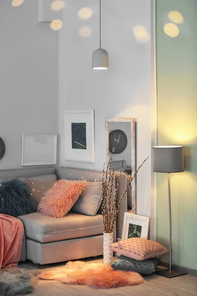 Stilvolles Wohnzimmer-Interieur mit bequemem Sofa — Stockfoto
