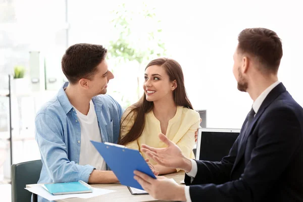 Toplantı Danışmanı Office ile genç Çift — Stok fotoğraf