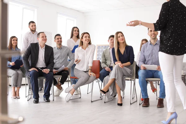 Mujer formadora de empresas dando una conferencia en la oficina — Foto de Stock