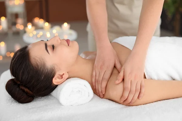 Jeune femme recevant un massage dans le salon de spa — Photo