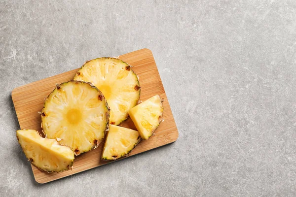 木の板の上に新鮮なパイナップルのスライス — ストック写真