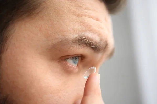 Homem colocando lente de contato em seu olho, close-up — Fotografia de Stock