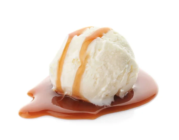 Bola de sabroso helado de vainilla con cobertura de caramelo sobre fondo blanco — Foto de Stock