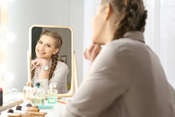Retrato Mulher Bonita Com Maquiagem Natural Perto Espelho Dentro Casa — Fotografia de Stock