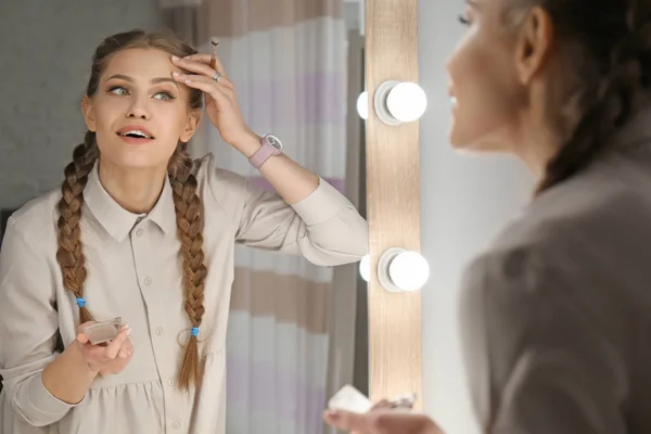 Portrait Belle Femme Appliquant Maquillage Près Miroir Intérieur — Photo