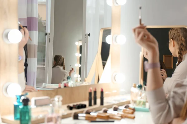 Mujer Joven Sala Maquillaje Primer Plano — Foto de Stock