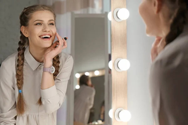 Doğal Makyaj Kapalı Ayna Yakınındaki Güzel Bayan Portresi — Stok fotoğraf