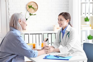 Kadın doktor danışmanlık hastada klinik