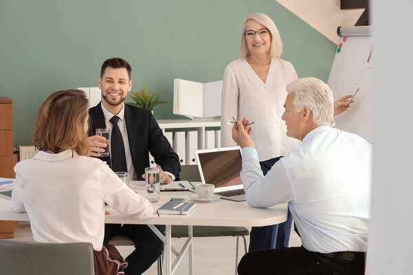 Группа людей, обсуждающих идеи за столом в офисе. Консультации
