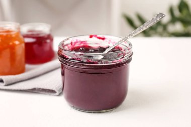 Beyaz masa üzerinde tatlı reçelli kavanoz