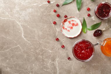 Dokulu arka plan üzerinde farklı tatlı reçelli kavanoz