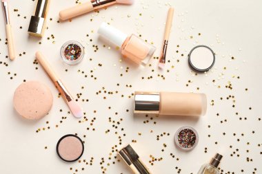 Renk arka plan üzerinde Dekoratif kozmetik ile düz yatıyordu kompozisyon