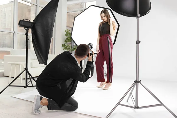 Hermosa Joven Modelo Posando Para Fotógrafo Profesional Estudio —  Fotos de Stock