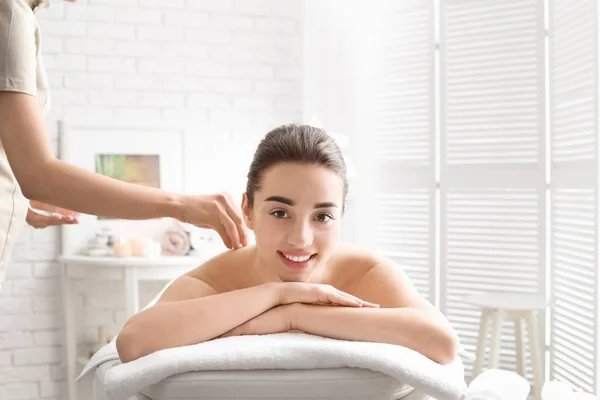 Jovem mulher tendo procedimento de limpeza corporal com sal marinho no salão de spa — Fotografia de Stock