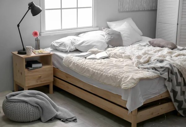 Elegant interiör med bekväm säng — Stockfoto