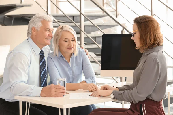 Vrouwelijke Manager Raadpleging Van Ouder Paar Kantoor — Stockfoto