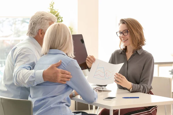 Managerin Berät Reifes Paar Büro — Stockfoto