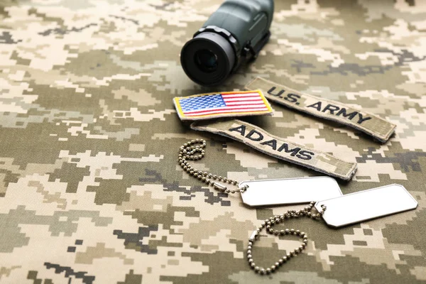 Identificación militar, parches y monocular sobre fondo de camuflaje — Foto de Stock