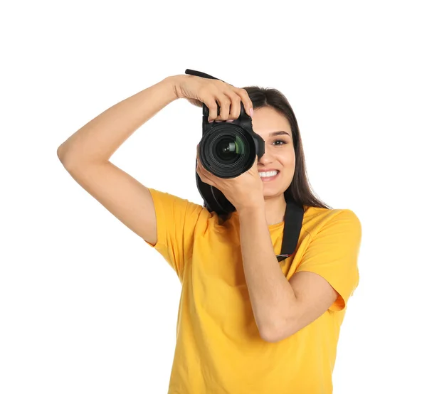 Ung kvinnlig fotograf med kamera på vit bakgrund — Stockfoto