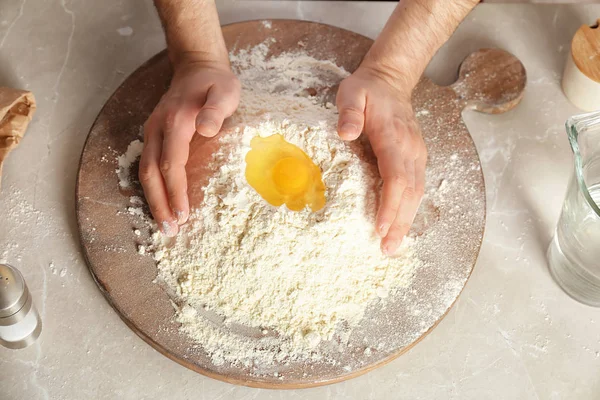Homem misturando farinha e ovo a bordo — Fotografia de Stock