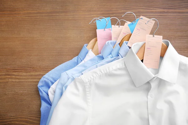 Чистка одежды после химчистки на столе — стоковое фото