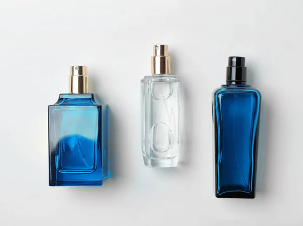 Frascos transparentes de perfume sobre fundo branco — Fotografia de Stock