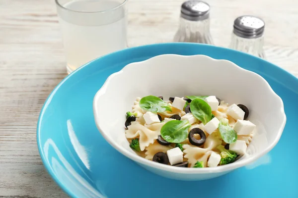 Cuenco con deliciosa ensalada de pasta en la mesa — Foto de Stock