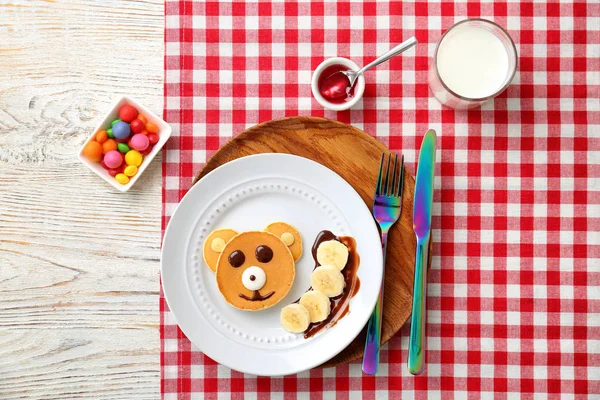 Komposisi rata dengan panekuk dalam bentuk beruang di atas meja. Ide-ide sarapan kreatif untuk anak-anak — Stok Foto