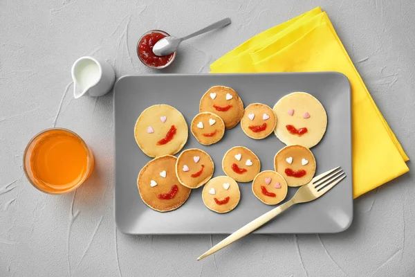 Komposisi rata dengan pancake tersenyum pada latar belakang abu-abu. Ide sarapan kreatif untuk anak-anak — Stok Foto