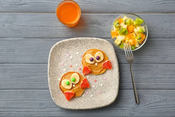 Komposisi rata dengan pancake dalam bentuk burung hantu pada latar belakang kayu. Ide sarapan kreatif untuk anak-anak — Stok Foto