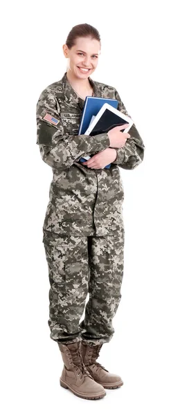 Soldado femenino con libros y tableta sobre fondo blanco. Servicio militar — Foto de Stock