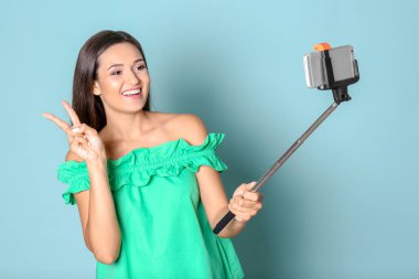 Genç ve güzel bir kadın selfie çekiyor.