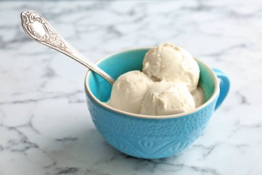 Kupası ışık arka plan üzerinde lezzetli vanilyalı dondurma ile