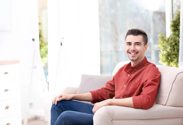 Joven descansando en el sofá en casa — Foto de Stock